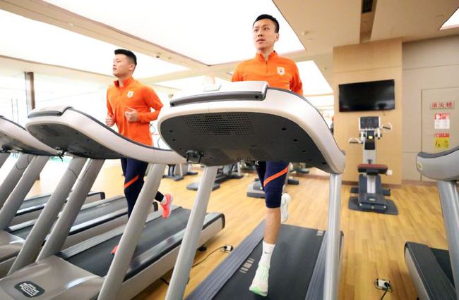 时间：2025.05.01 ： 作者：Sebastian ： 专稿 截至发稿，2025年五一档将有10部电影在影院上映，这其中既有诸如马丽、白客等以喜剧为观众所熟知的演员尝试突破和转型的《水饺皇后》、《大风杀》，也有为了博君一笑集齐一众喜剧大咖的《人生开门红》、《苍茫的天涯是我的爱》。